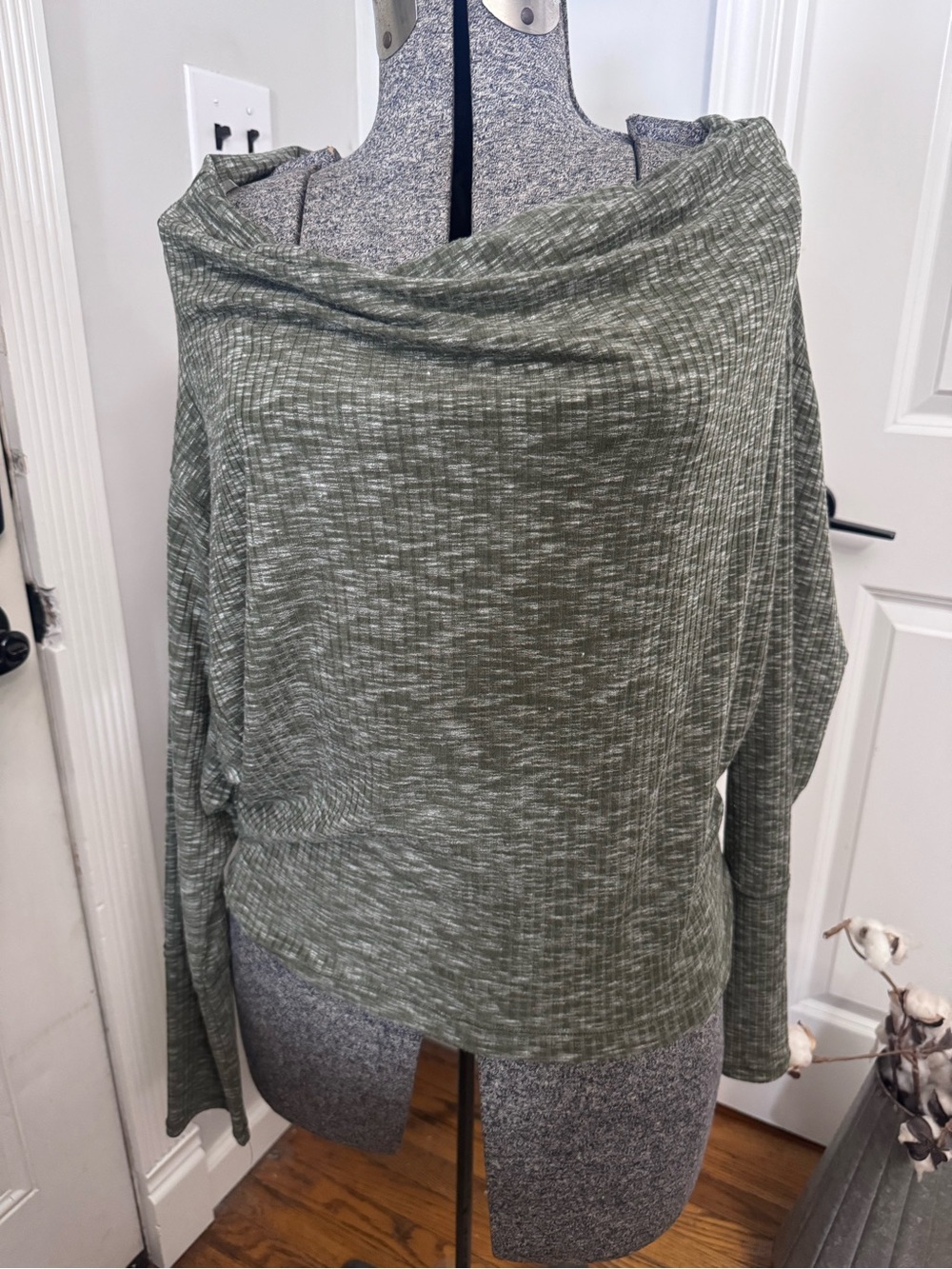 Women’s NWT Off Shoulder Green Marled Knit Ribbed Top Long Sleeve Medium
